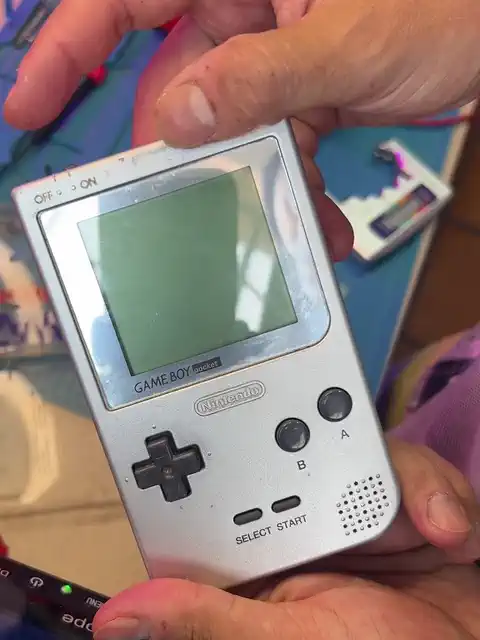 La Game Boy Pocket arrancando con su pantalla original y la placa nueva: aparece el logo de Nintendo