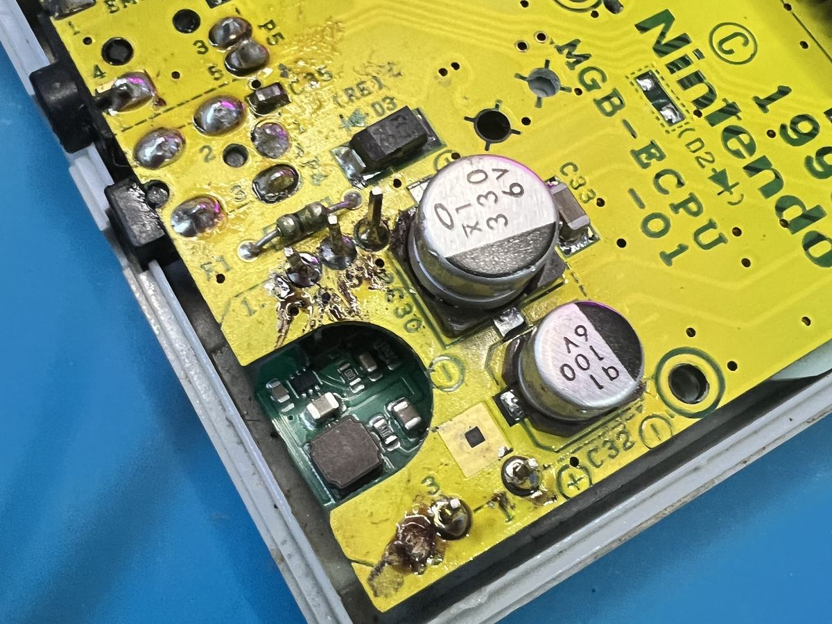 La placa nueva instalada en el hueco del U5 de una placa base MGB-ECPU-01 de Nintendo