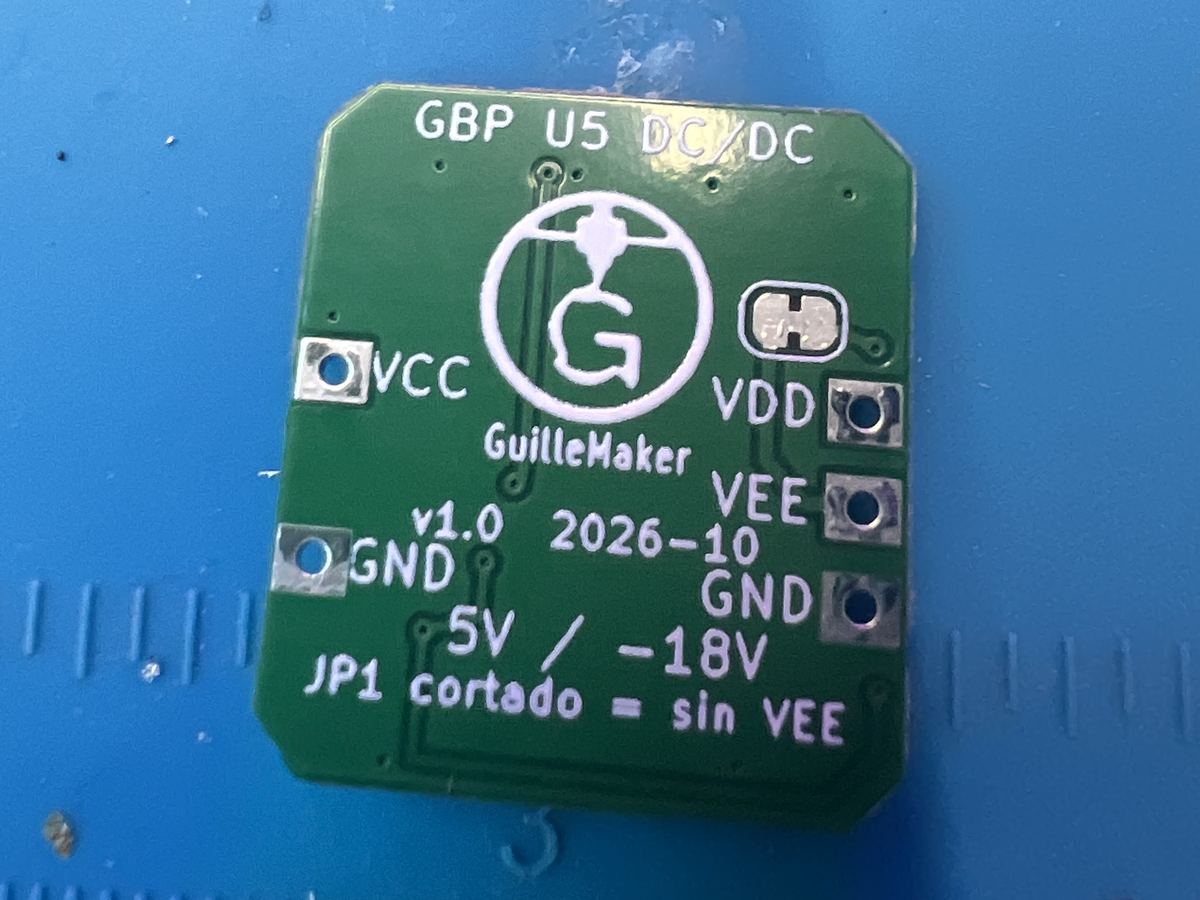 Placa de recambio del regulador U5 de la Game Boy Pocket por su cara exterior, con el logo GuilleMaker y los rótulos 5V / -18V